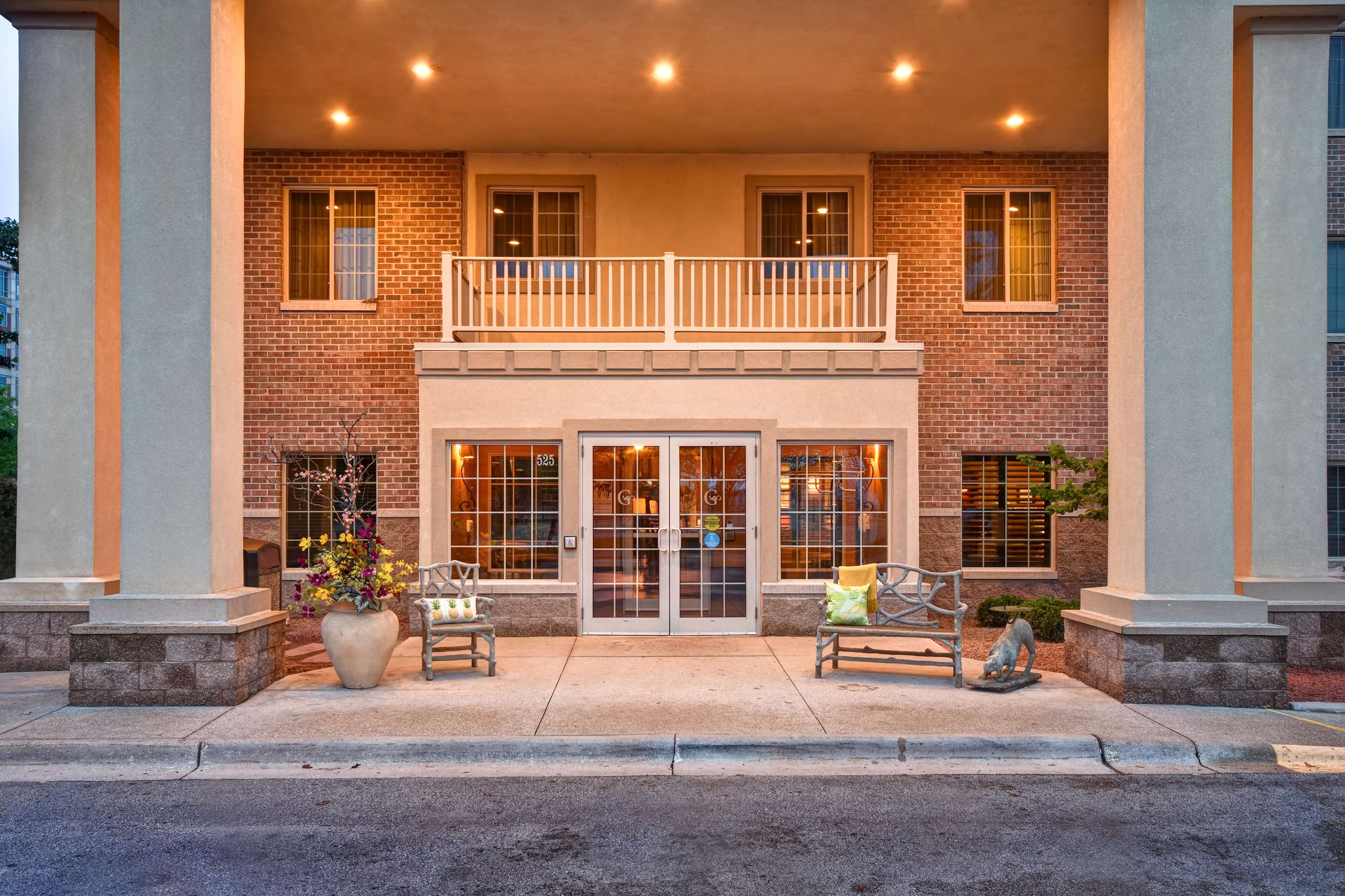 Front Entrance | GrandStay Hotel & Suites