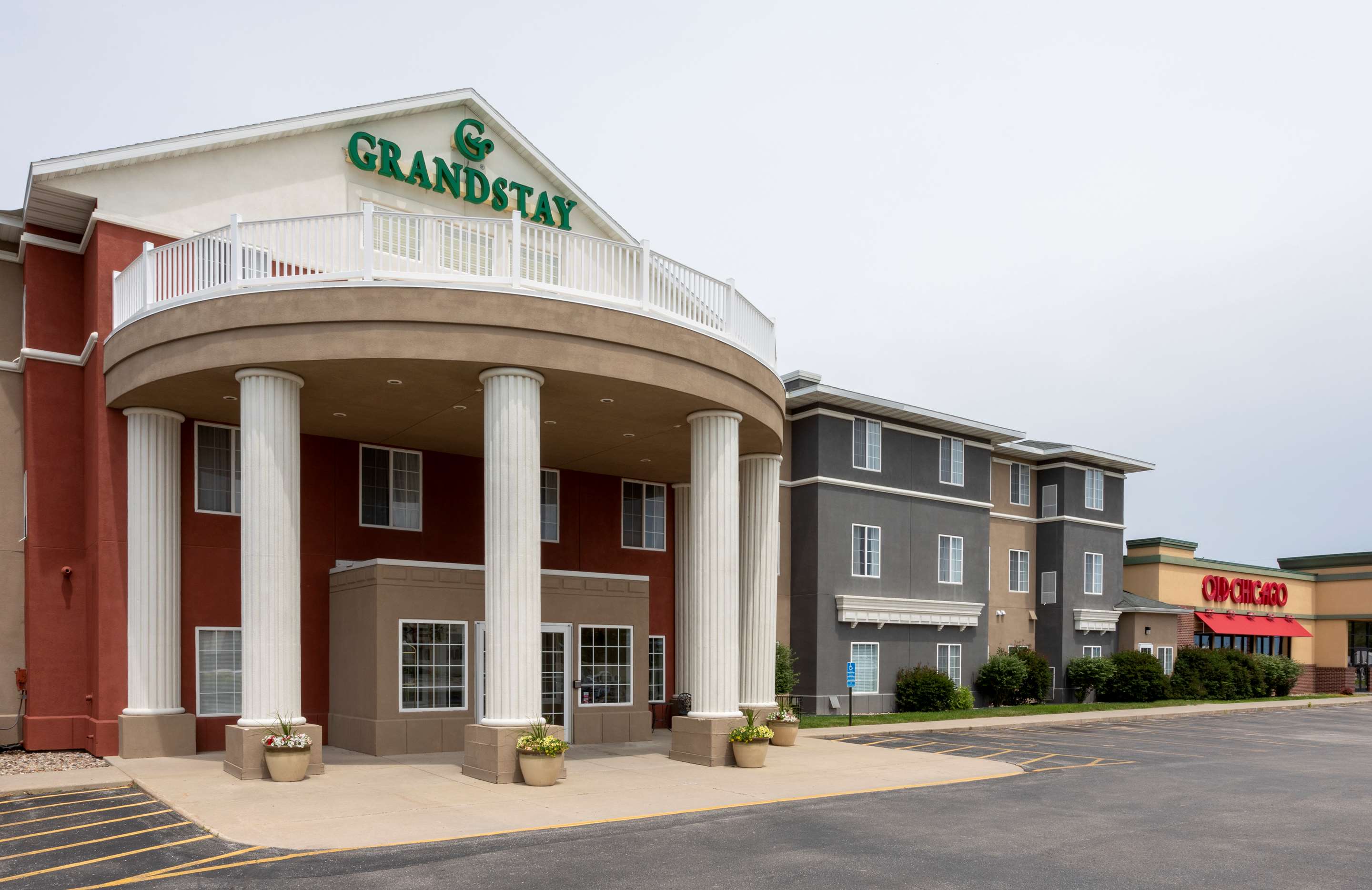 GrandStay Ames Exterior Old Chicago | GrandStay Hotel & Suites