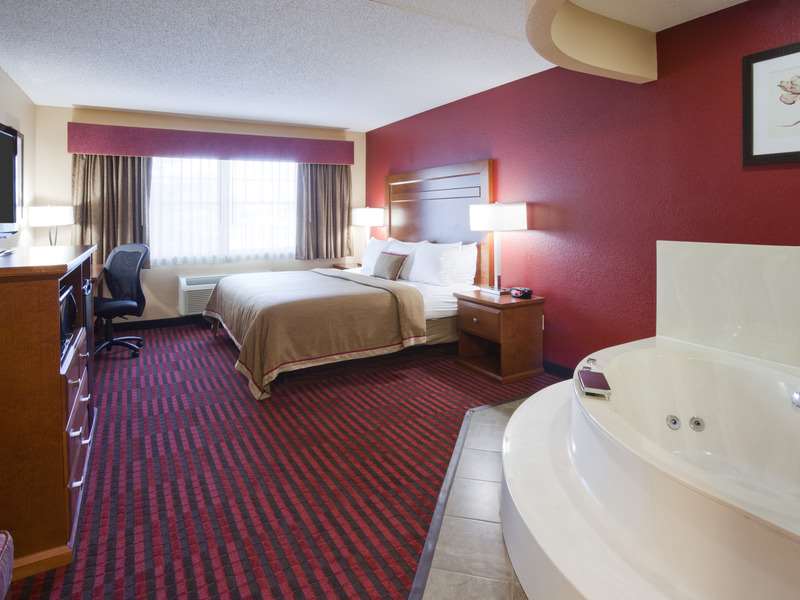 King Whirlpool Suite | GrandStay Hotel & Suites Stillwater