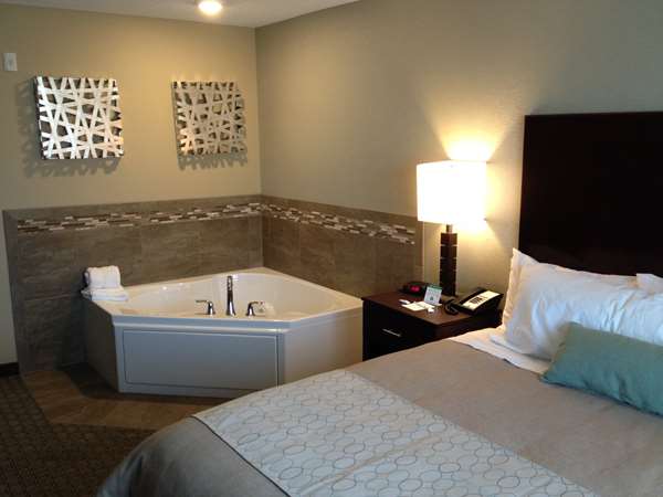 Pool - GrandStay Hotel & Suites Glenwood