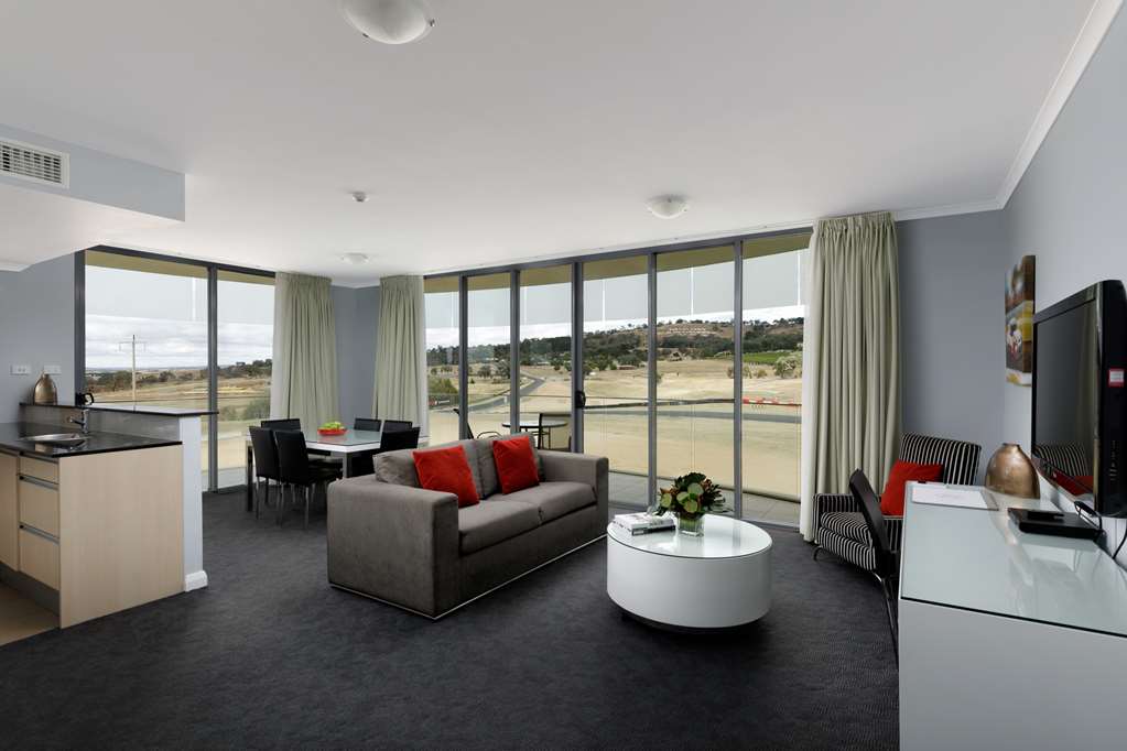 Rydges Mount Panorama Bathurst-guestroom-Guest Room,Suite,On-Site.jpg