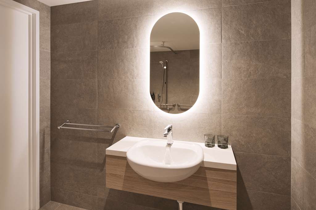 Rydges Port Macquarie-guestroom-Guest Room,Bathroom,Accessibility,On-Site.jpg