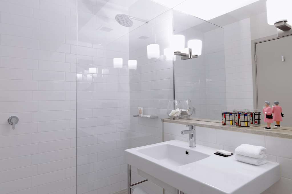 QT Canberra-guestroom-Guest Room,Bathroom,On-Site.jpg