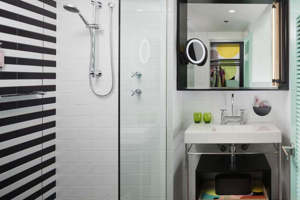 QT Gold Coast-guestroom-Guest Room,Bathroom,On-Site.jpg