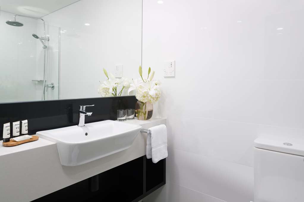 Rydges Camperdown Sydney-guestroom-Guest Room,Bathroom,On-Site.jpg