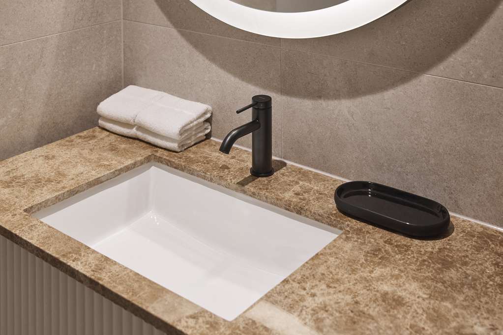 Rydges North Sydney-guestroom-Guest Room,Bathroom,On-Site.jpg