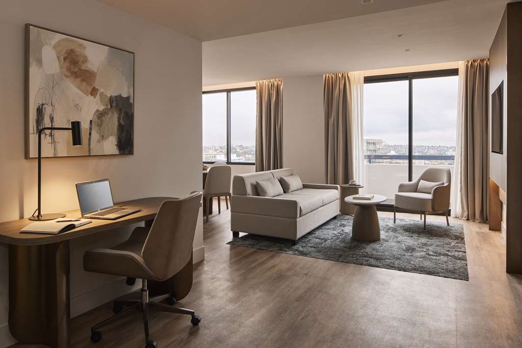 Rydges North Sydney-guestroom-Guest Room,On-Site.jpg