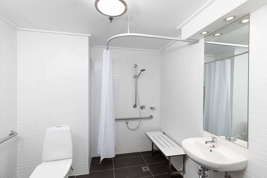 Rydges Capital Hill-guestroom-Guest Room,Bathroom,On-Site.jpg