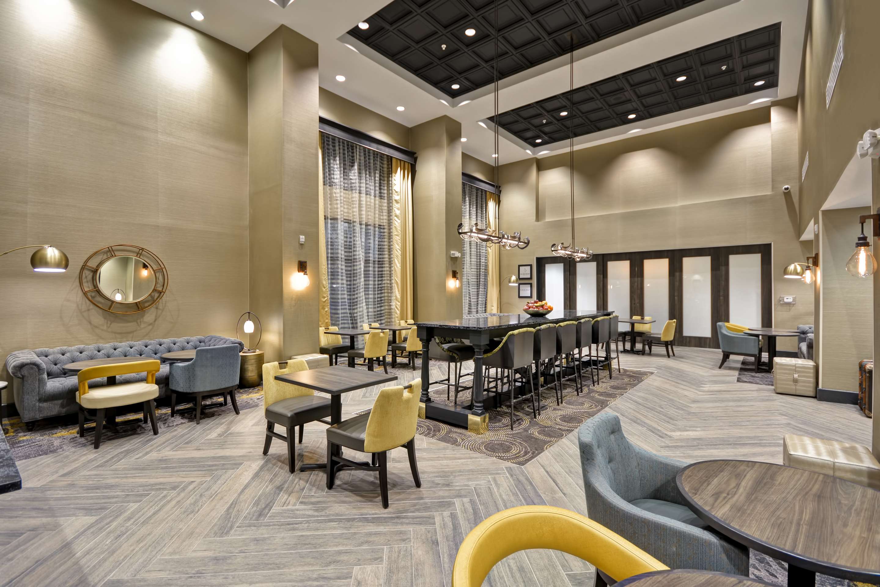 Lobby | Hampton Inn & Suites Detroit/Warren