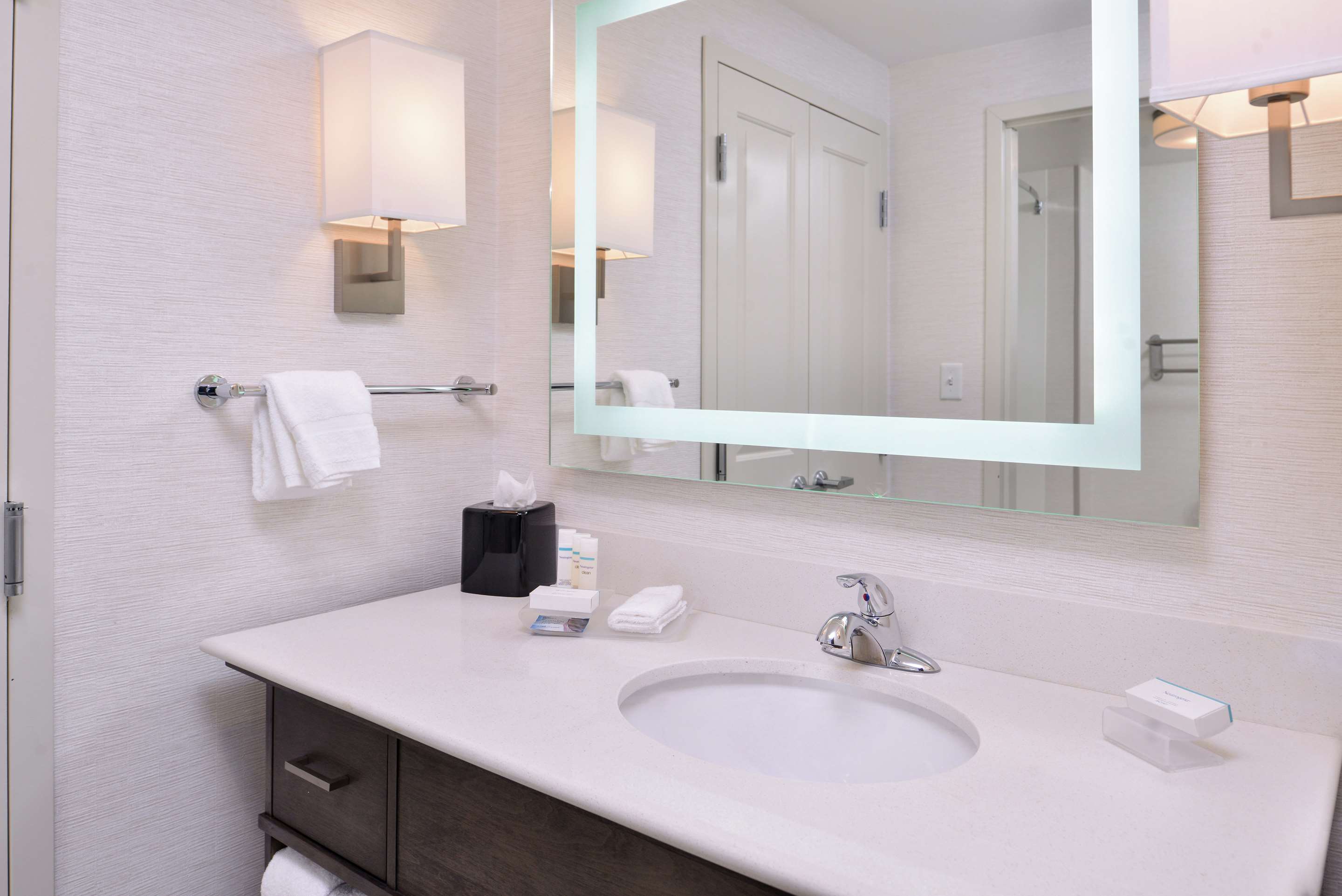 Guest room bath