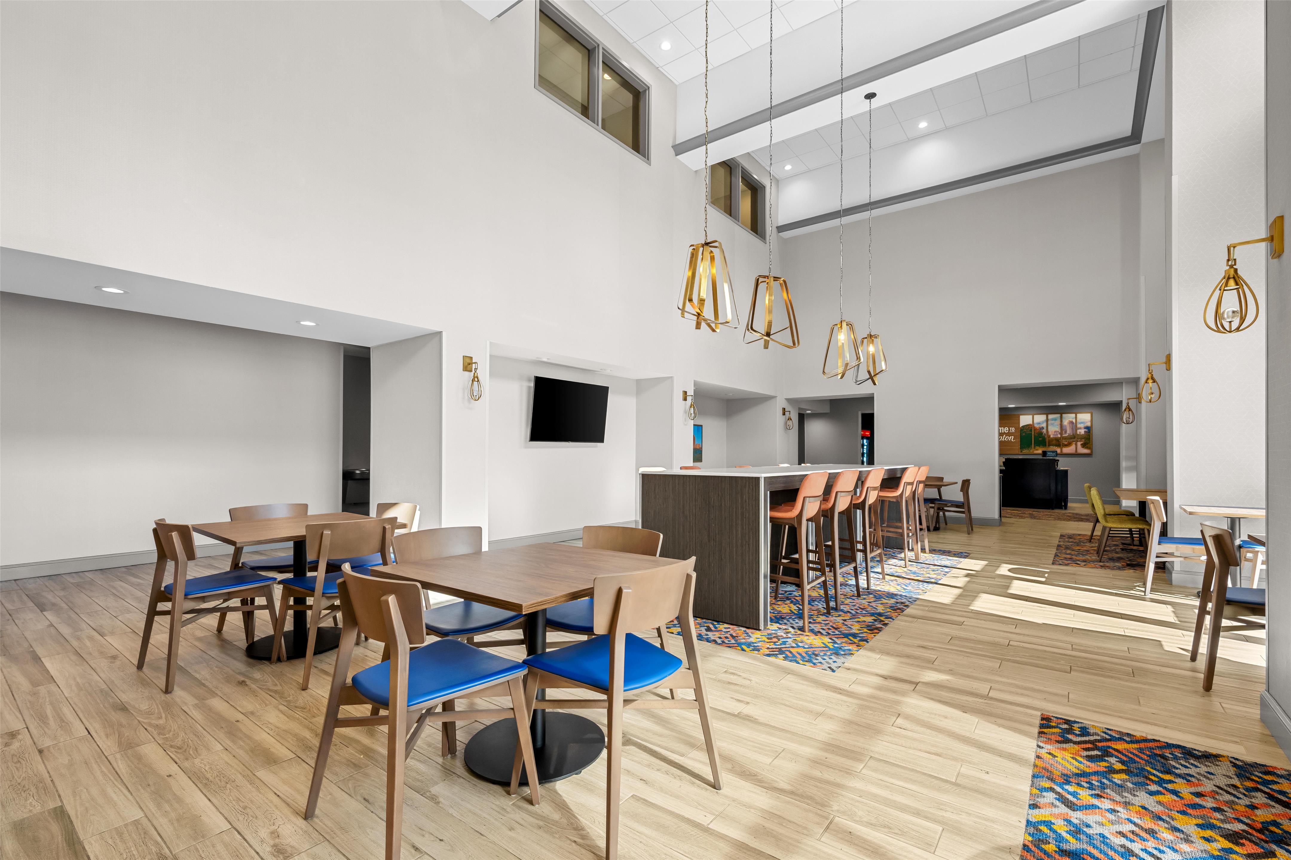 Breakfast Area | Hampton Inn & Suites Knightdale Raleigh