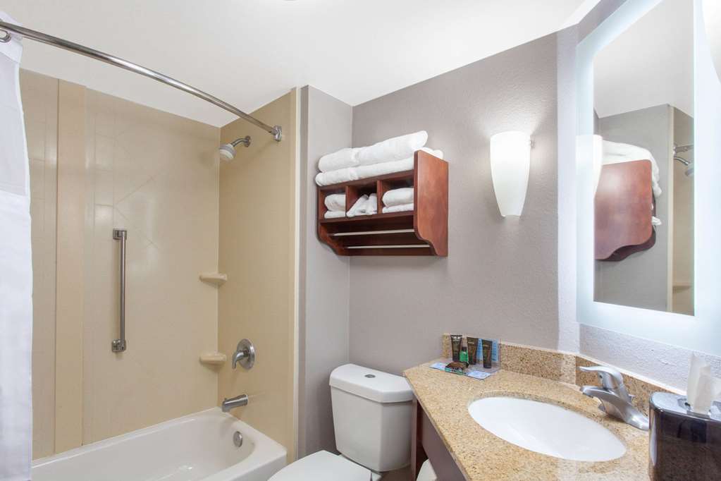WINGATE BY WYNDHAM CHARLESTON AIRPO-guestroom-Guest Room,Bathroom,On-Site.jpg