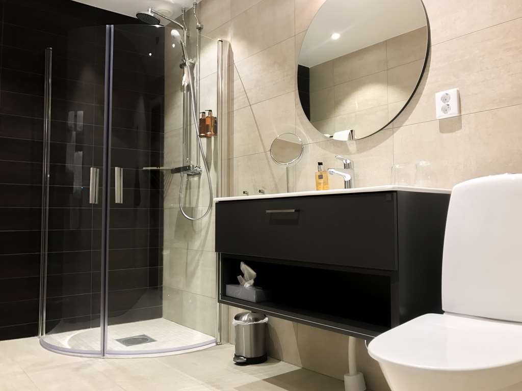 Hotel Statt Hassleholm, BW Signature Collection-guestroom-Guest Room,Bathroom,On-Site.jpg