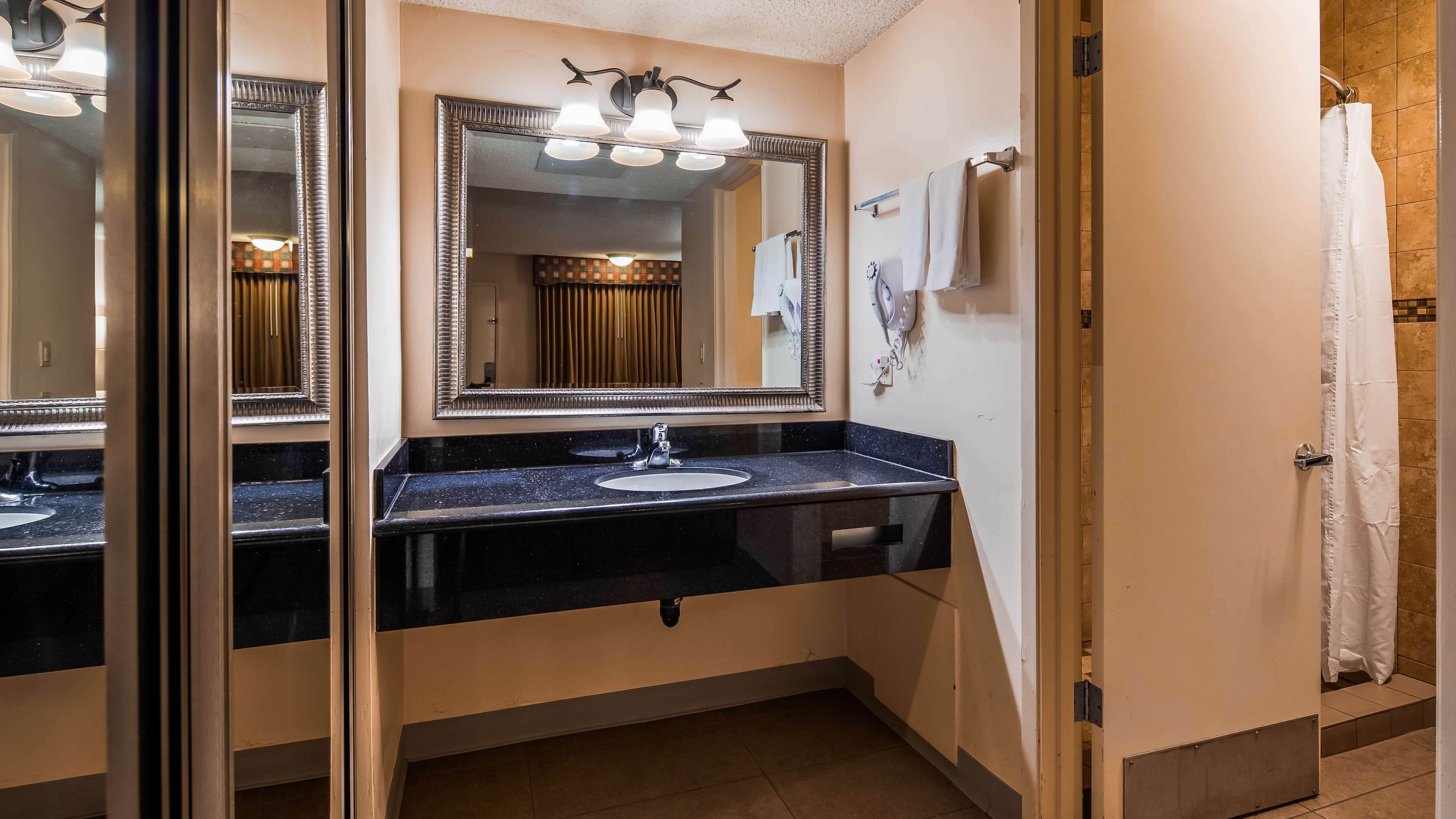 SureStay Hotel by Best Western Tehachapi Room Type - Accessible - 2 Queen, Mobility Accessible, Communication Assistance, Roll In Shower, Non-Smoking, Fu