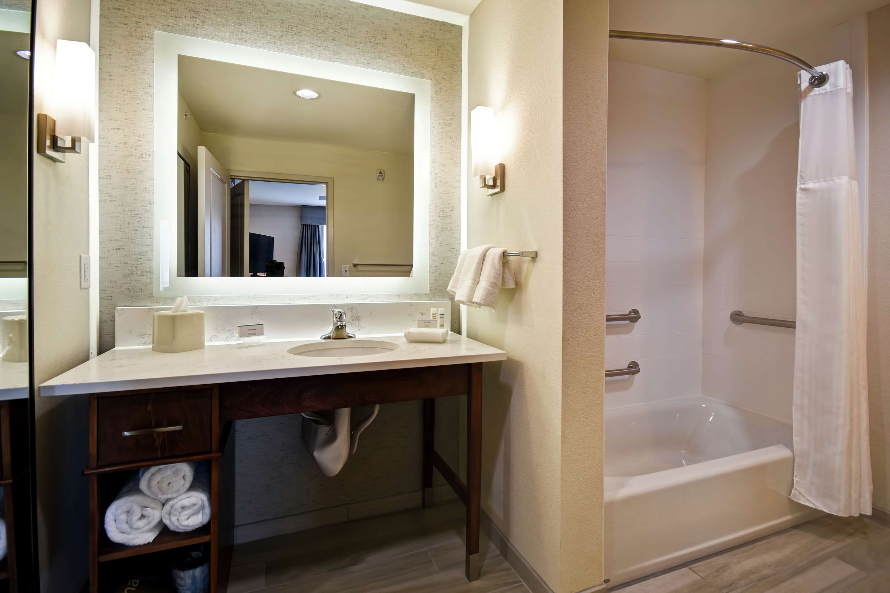 Guest room bath