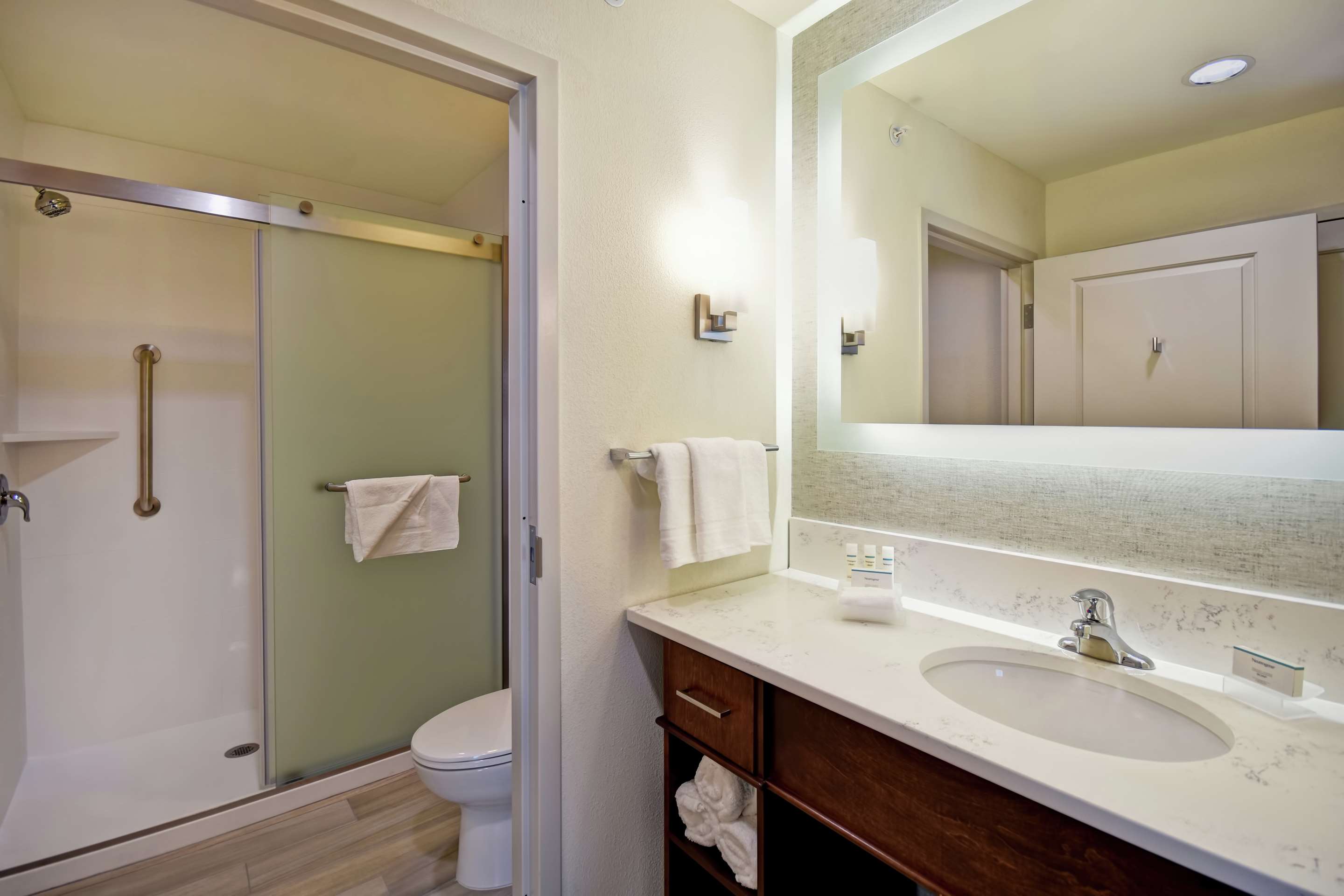 Guest room bath