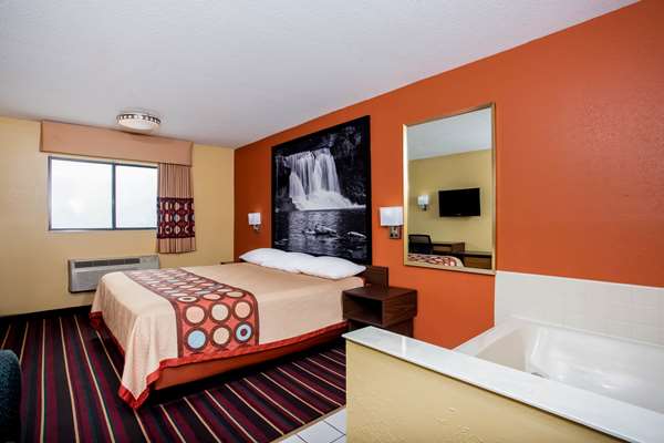 Suite - Super 8 Hotel Crawfordsville - I-74, Exit 34