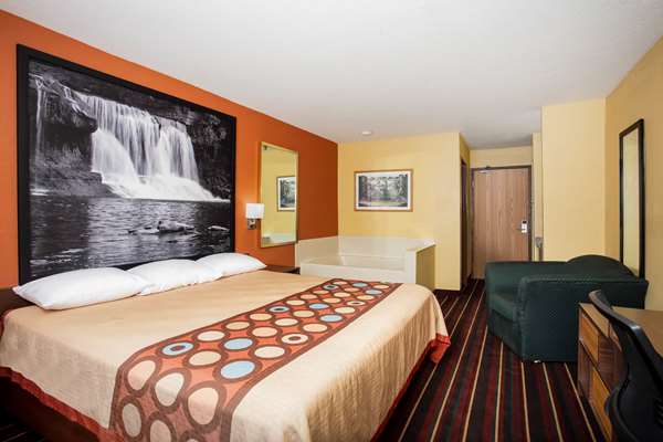Suite - Super 8 Hotel Crawfordsville - I-74, Exit 34
