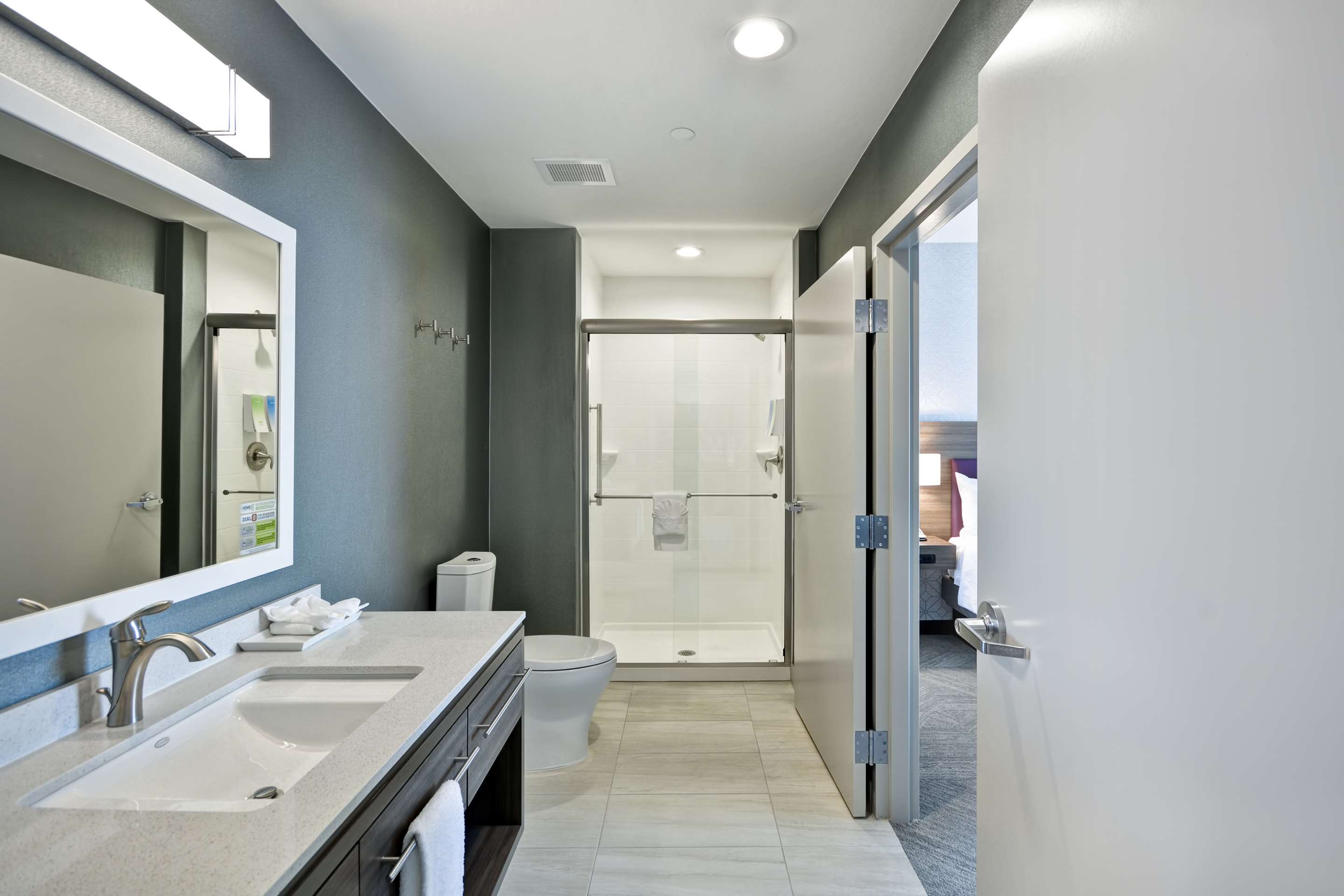 Guest room bath