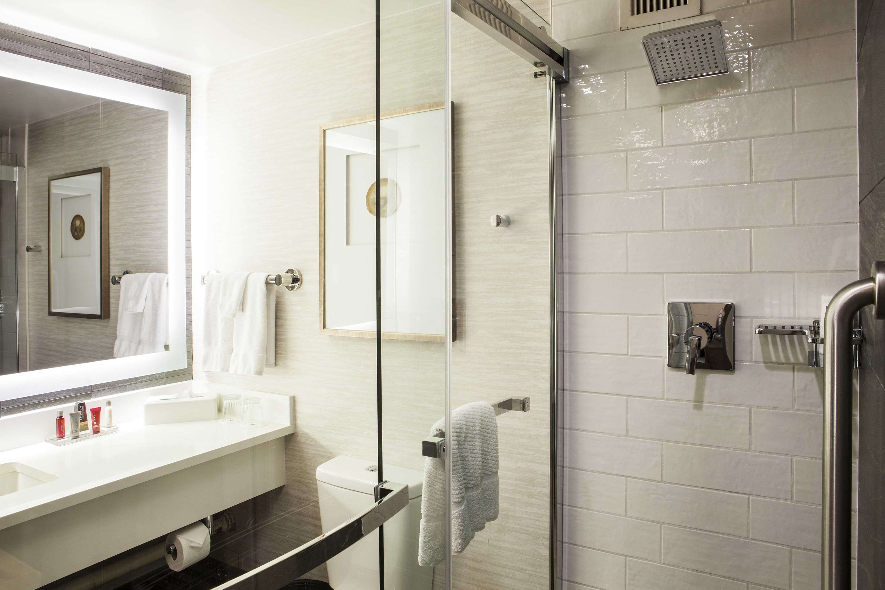 Guest room bath