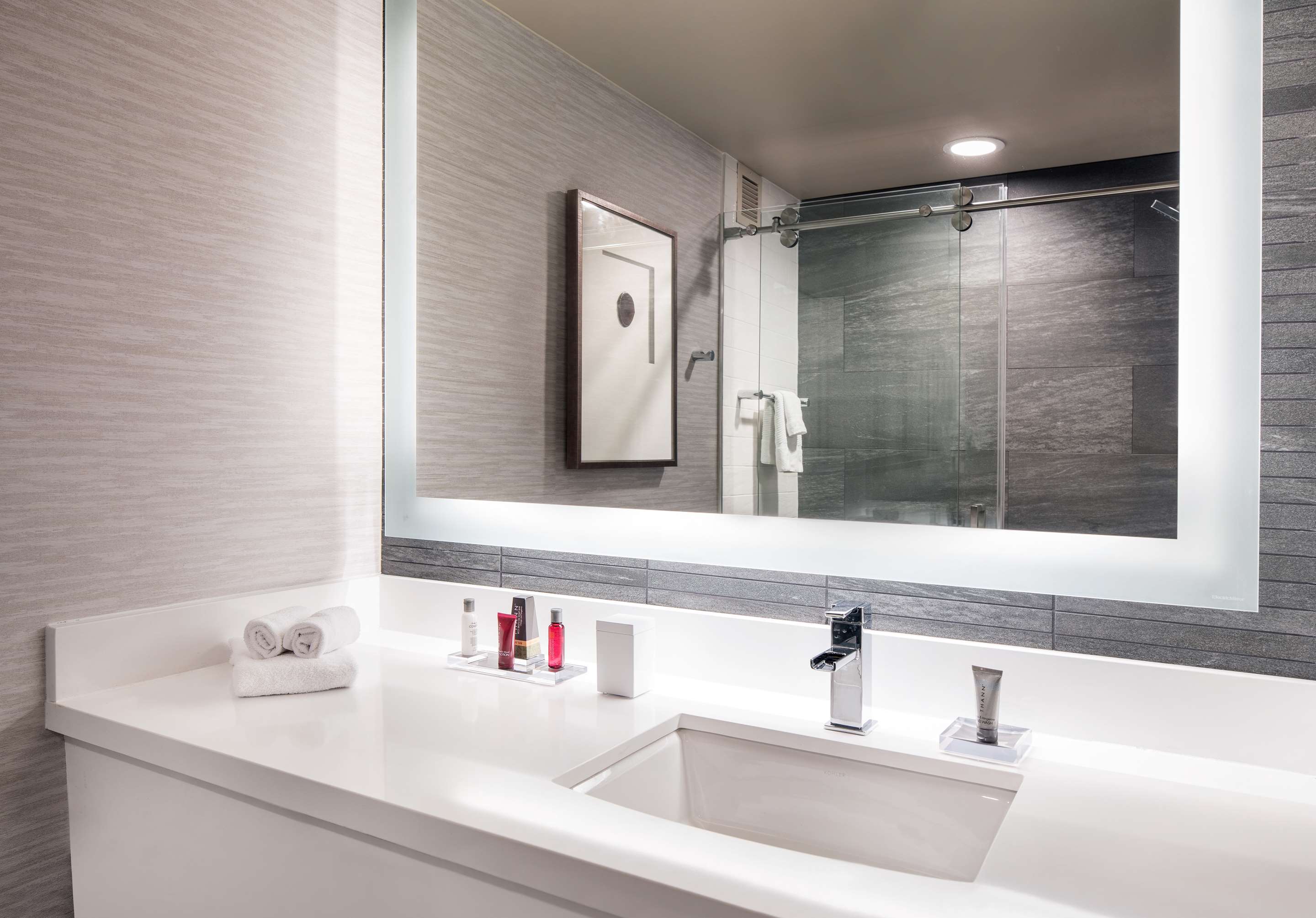 Guest room bath