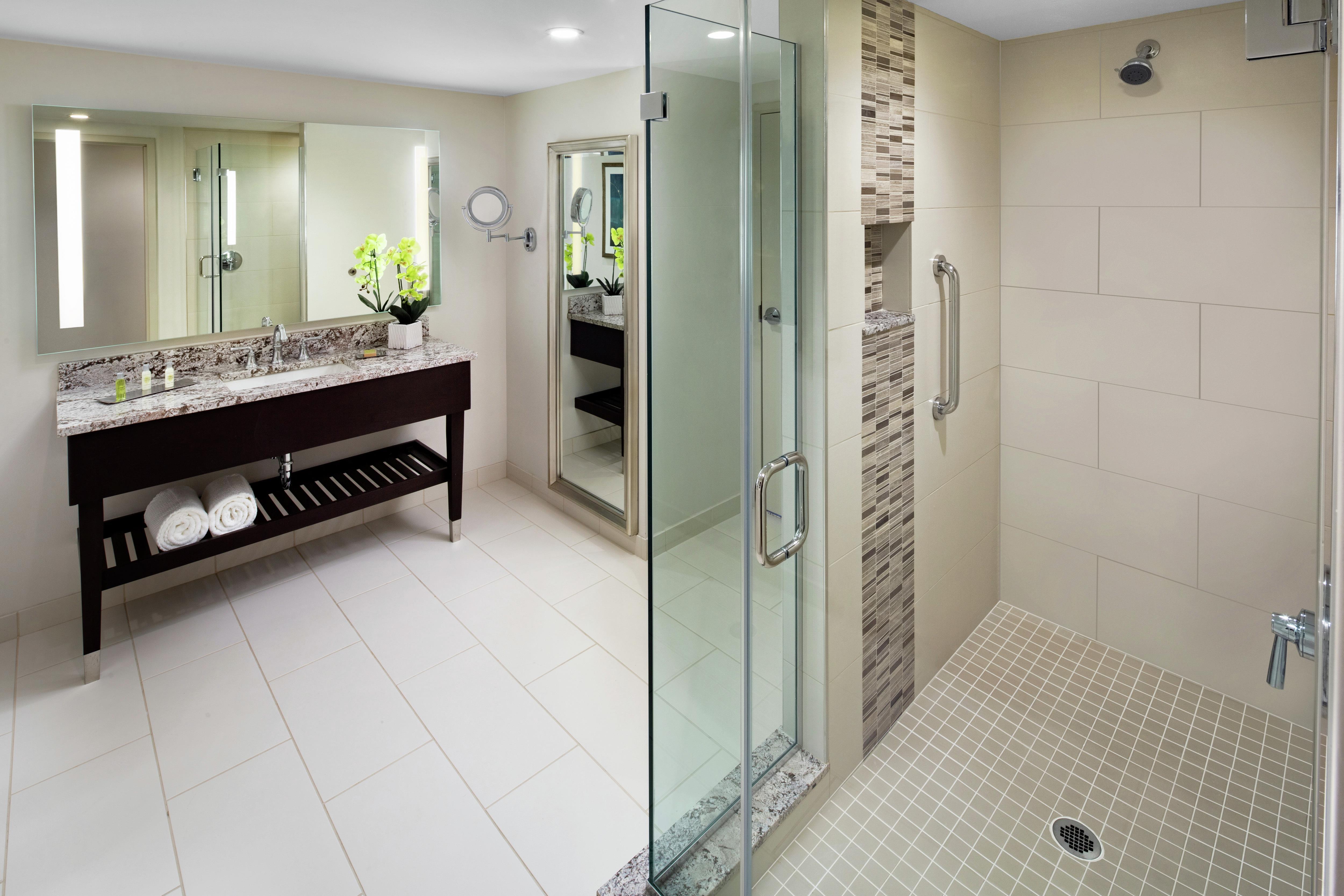 DoubleTree by Hilton Manchester Downtown Room Type - 1 KING 2 ROOM SUITE