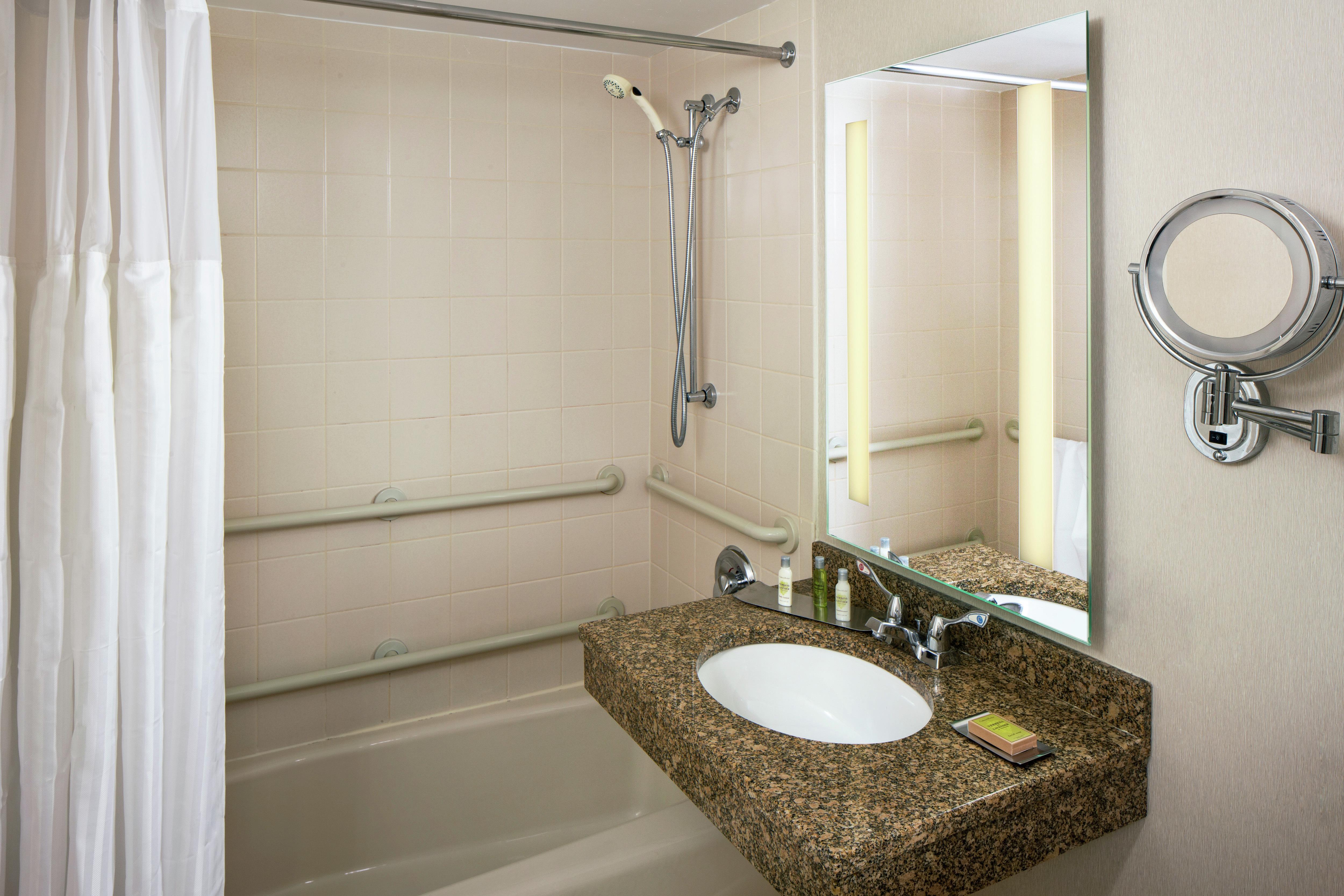 DoubleTree by Hilton Manchester Downtown Room Type - 1 KING ACC TUB