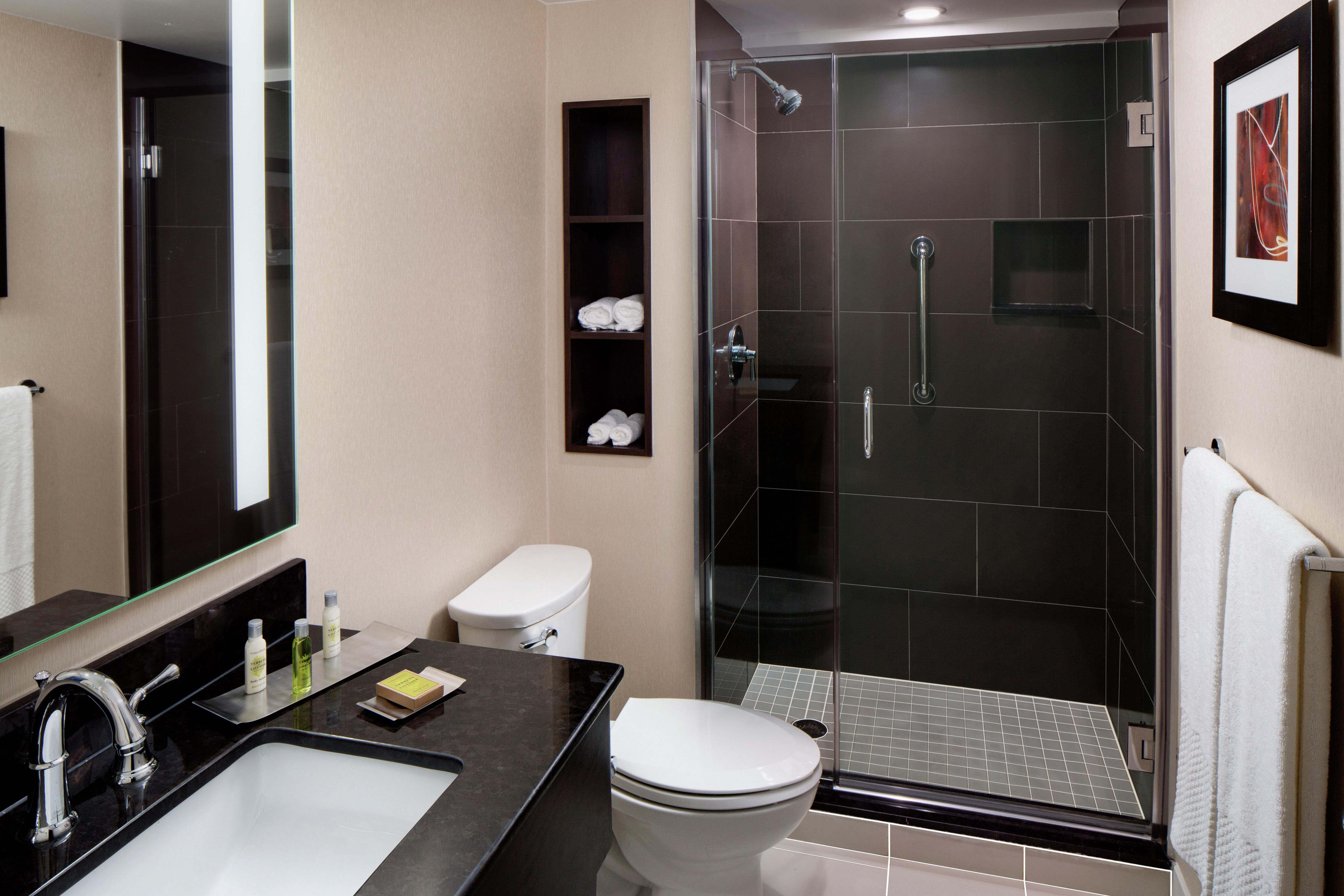 DoubleTree by Hilton Manchester Downtown Room Type - 1 KING HEAR ACC
