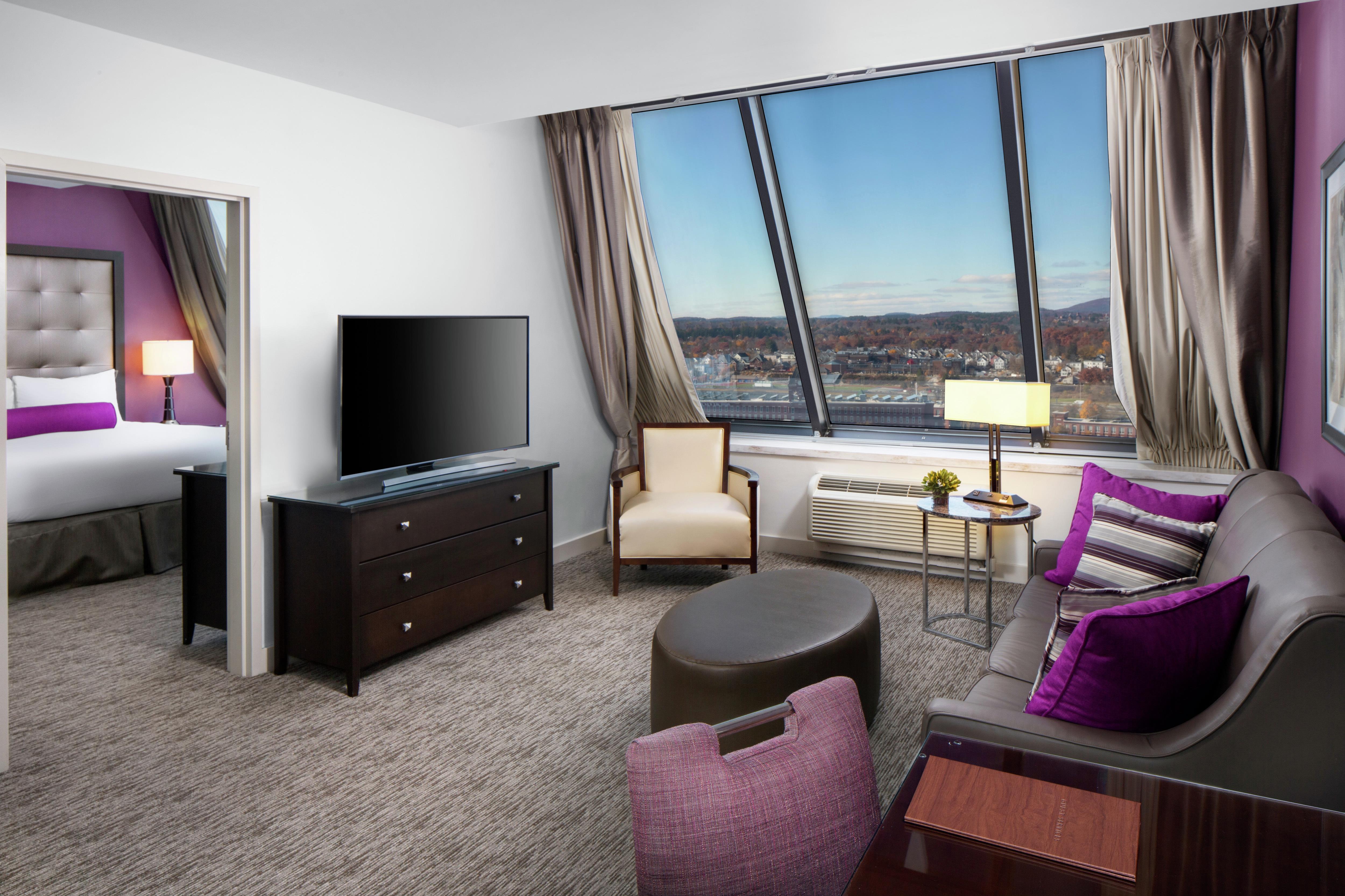 DoubleTree by Hilton Manchester Downtown Room Type - 1 KING 2 ROOM SUITE RIS