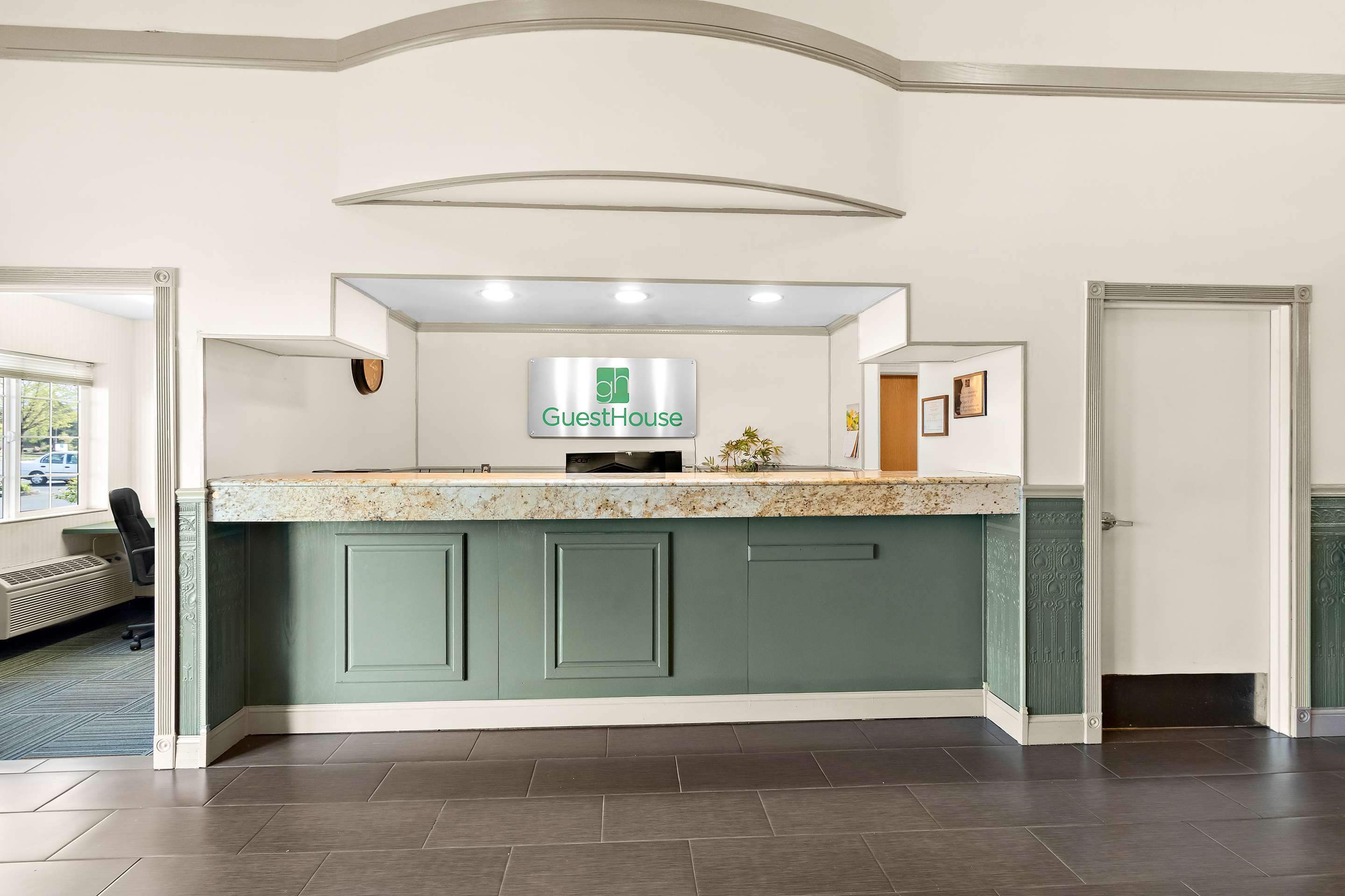 WAKELA Lobby | GuestHouse Kelso Longview