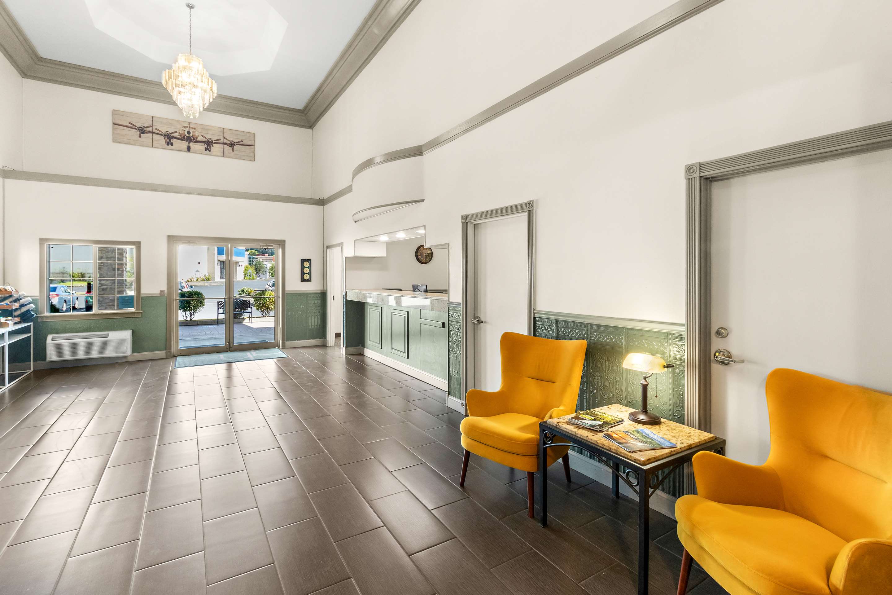 WAKELA Lobby | GuestHouse Kelso Longview