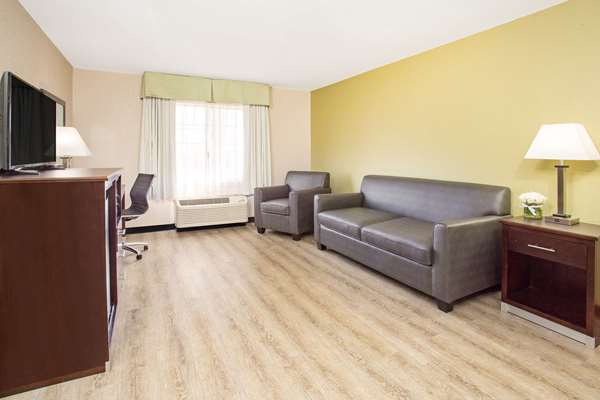 Suite - Baymont Inn & Suites West Phoenix - I-10, Exit 137 & 139