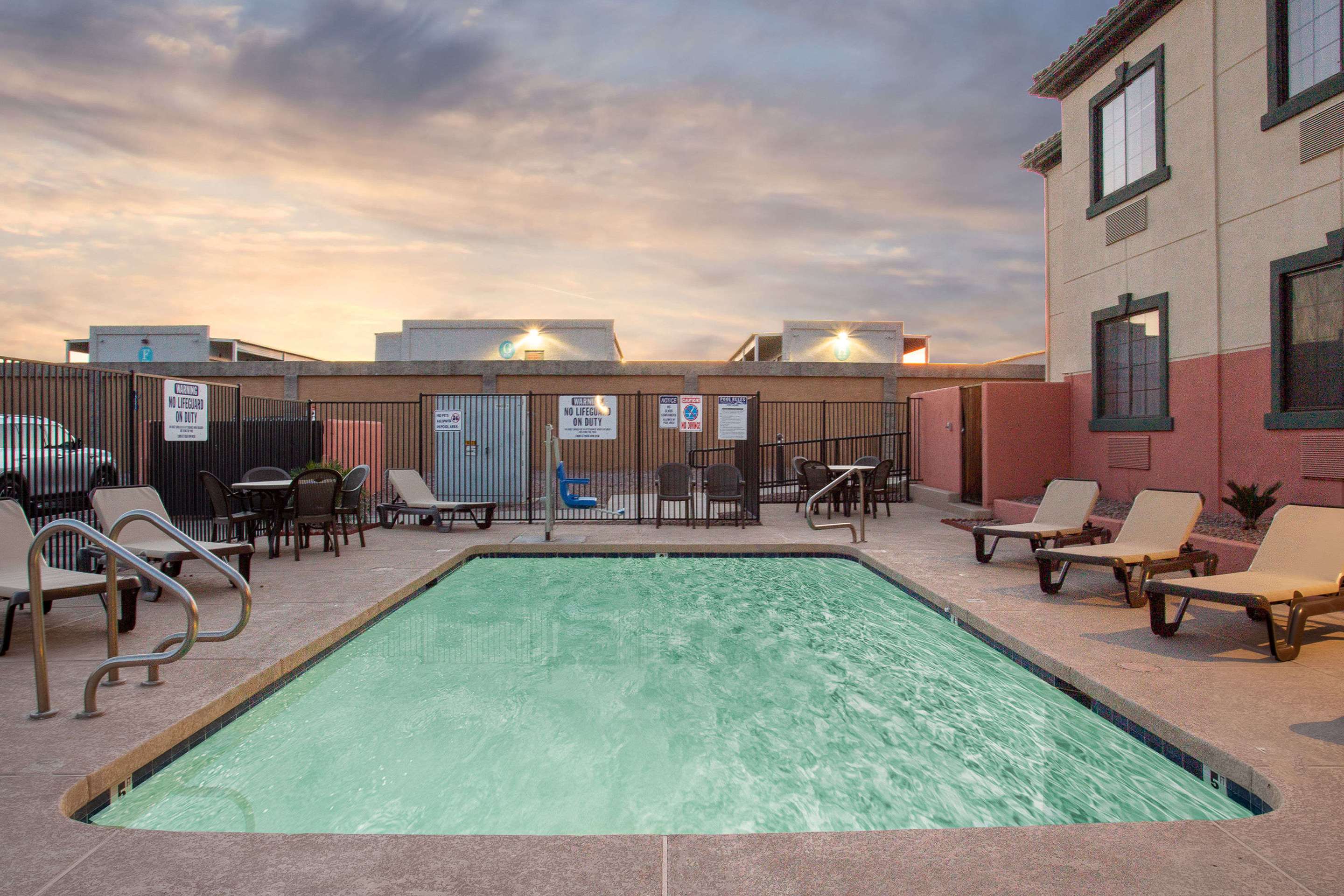 Pool | Baymont by Wyndham Phoenix I-10 near 51st Ave