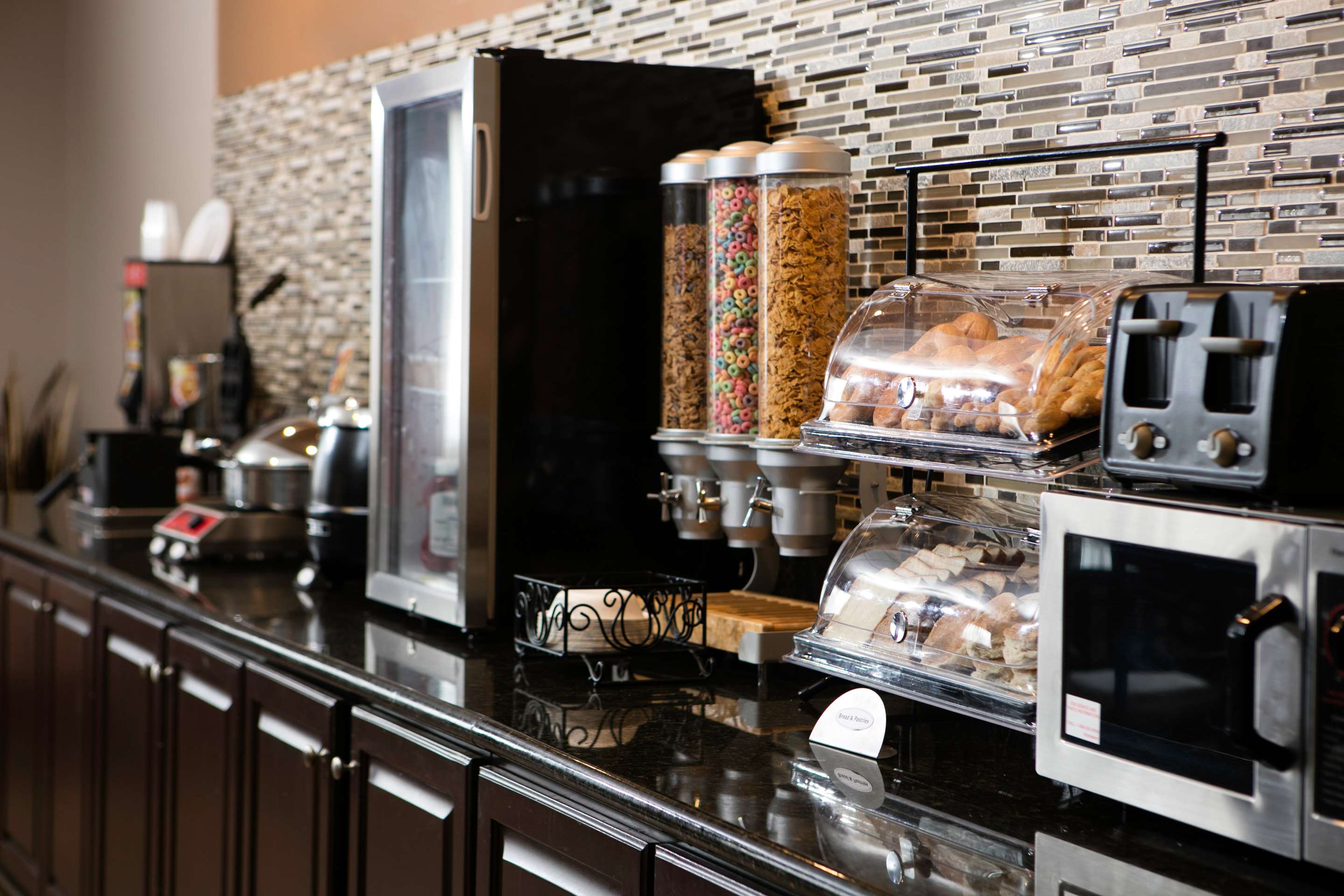 ALSARA Breakfast Area | Sleep Inn & Suites North Mobile Saraland