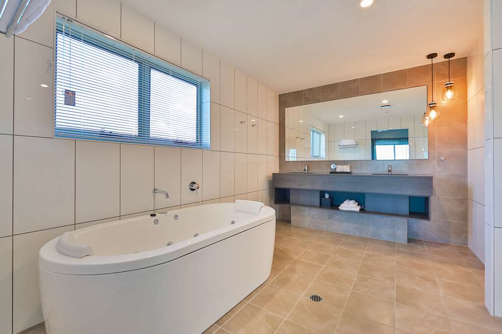 Best Western Plus North Lakes Hotel-guestroom-Guest Room,Bathroom,On-Site.jpg