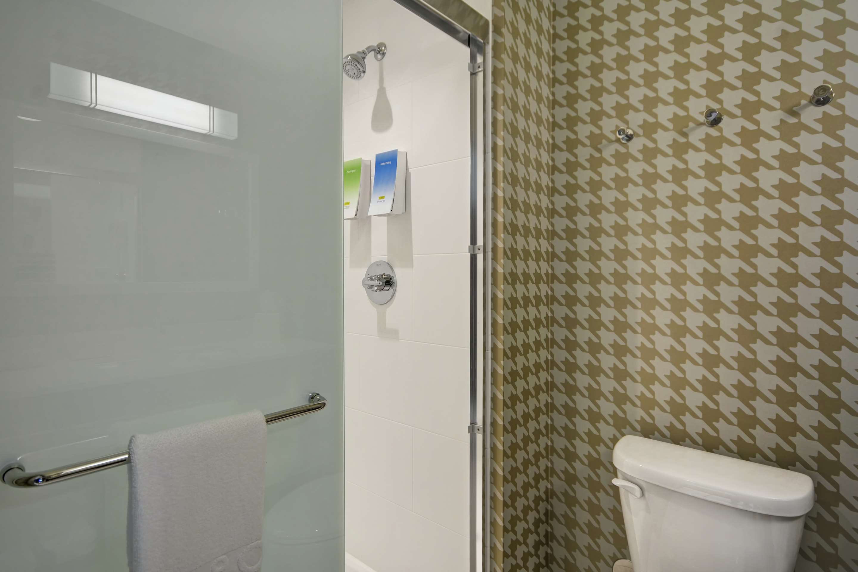 Guest room bath