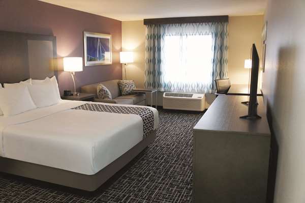  - La Quinta Inn & Suites Airport Wichita