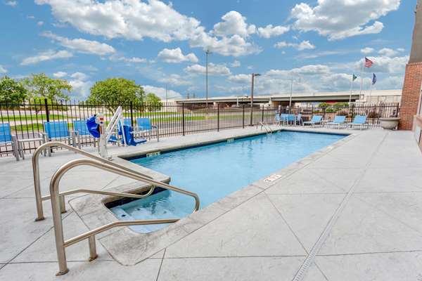 Pool - La Quinta Inn & Suites Airport Wichita