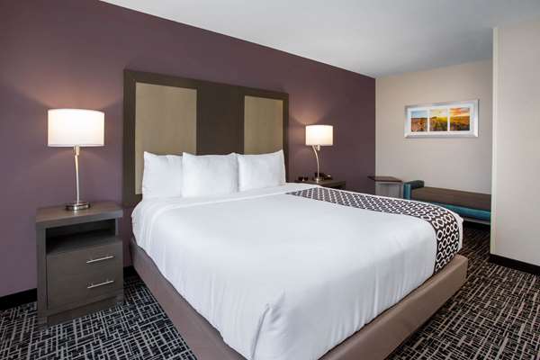 Suite - La Quinta Inn & Suites Airport Wichita