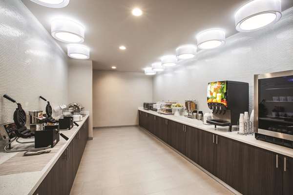  - La Quinta Inn & Suites Arboretum Garland - I-635, Exit 11A