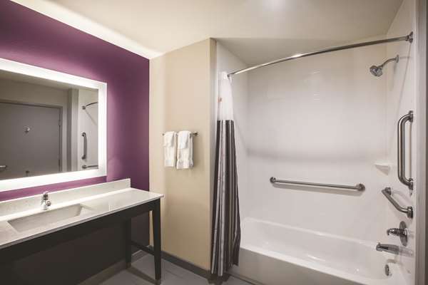  - La Quinta Inn & Suites Arboretum Garland - I-635, Exit 11A