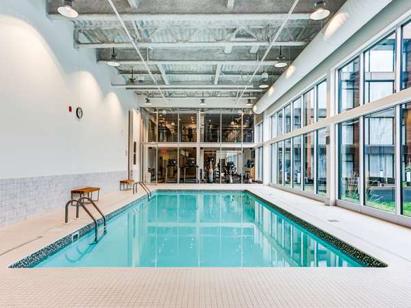 Pool - OTL Gouverneur Hotel Chicoutimi