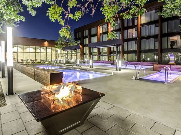 Pool - OTL Gouverneur Hotel Chicoutimi