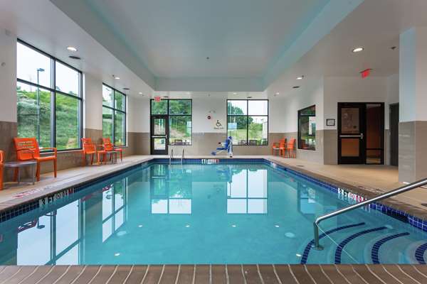 Pool - Hampton Inn Cumberland