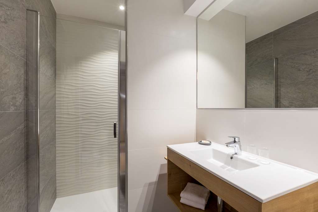 Best Western Hotel Le Semaphore-guestroom-Guest Room,Bathroom,On-Site.jpg