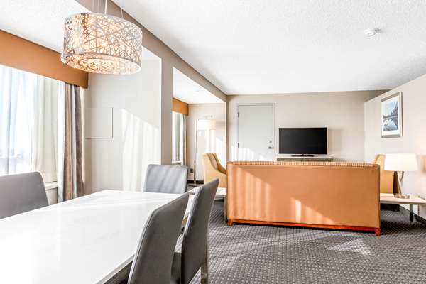 Suite - Best Western Premier Calgary Plaza Hotel & Conference Centre