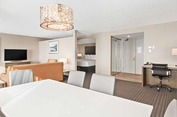 Suite - Best Western Premier Calgary Plaza Hotel & Conference Centre