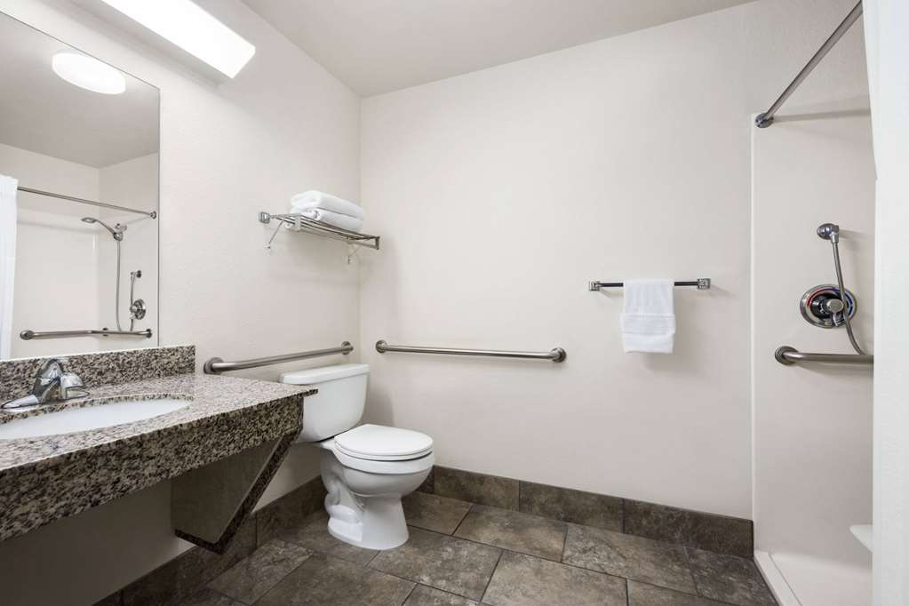 TRAVELODGE BY WYNDHAM YUMA-guestroom-Guest Room,Bathroom,Shower,Accessibility,On-Site.jpg