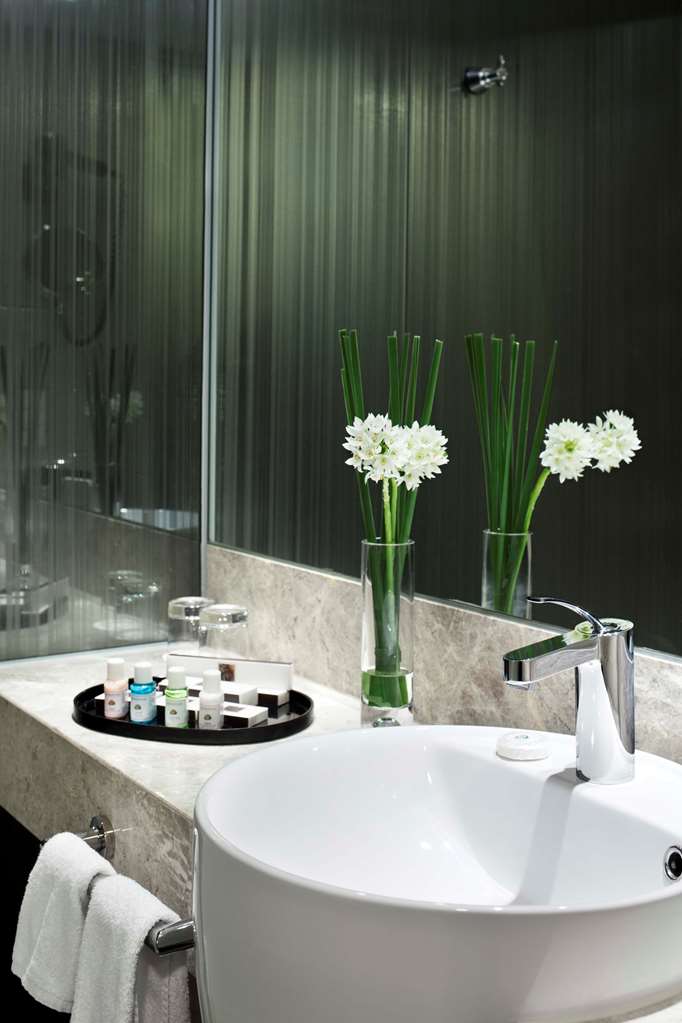 The Kowloon Hotel-guestroom-Guest Room,Bathroom,On-Site.jpg