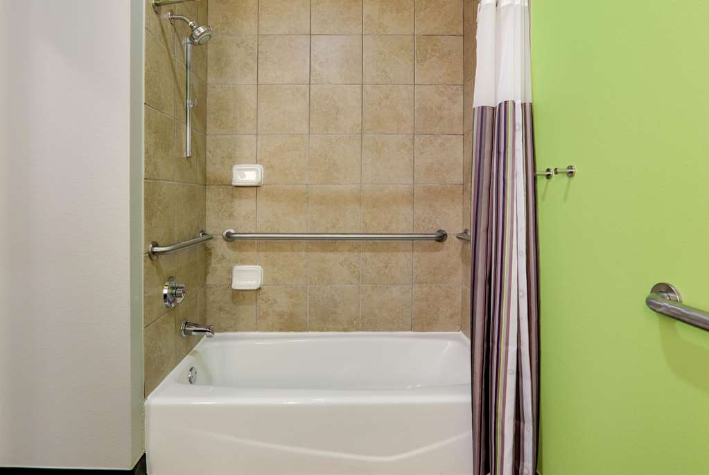 LA QUINTA INN STE TYLER SOUTH-guestroom-Guest Room,Bathroom,Tub,Accessibility,On-Site.jpg